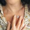 Le collier Hiromi en argent massif porté