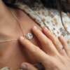 Le collier Hiromi en argent massif porté