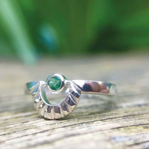 La bague Diana en argent sertie d'une émeraude