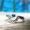 La bague Diana en argent sertie d'un saphir bleu