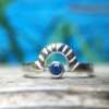 La bague Diana en argent sertie d'un saphir bleu