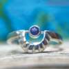 La bague Diana en argent sertie d'un saphir bleu
