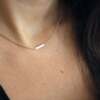 Le collier Elia en argent porté