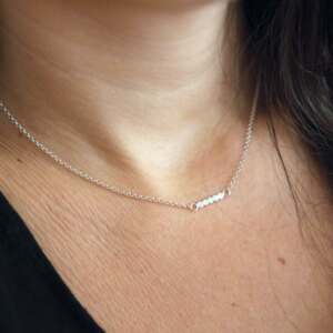 Le collier Elia en argent porté