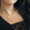 Le collier Elia en argent porté