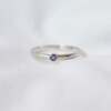 La bague YOU en argent sertie d'une iolite, pièce unique taille 55