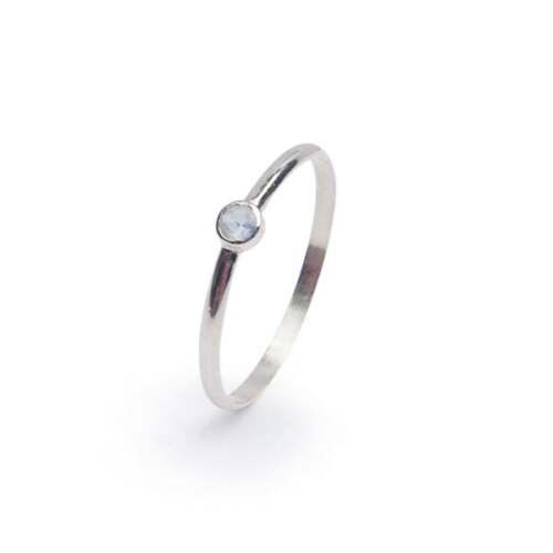 La bague YOU en argent sertie d'une pierre de lune, pièce unique taille 54