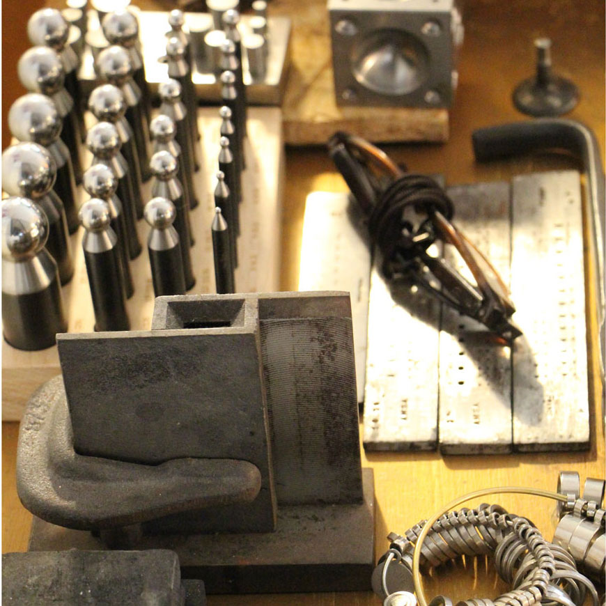 atelier avec outils de joaillerie