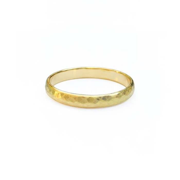 La bague Louis en or jaune 18 carats Fairmined brossé mat