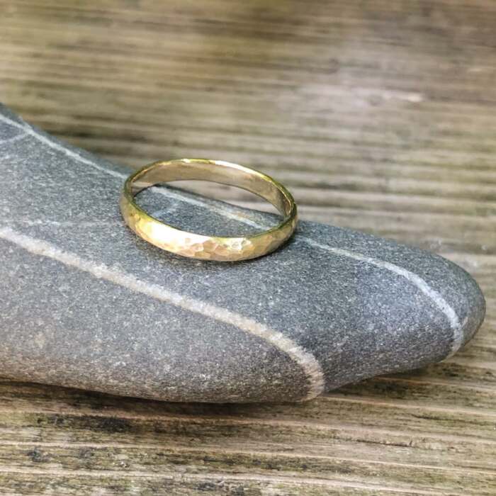 La bague Louis en or jaune 18 carats brossé mat