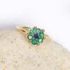 La bague LAURA en or jaune 18 carats Fairmined sertie de 6 émeraudes et 1 saphir