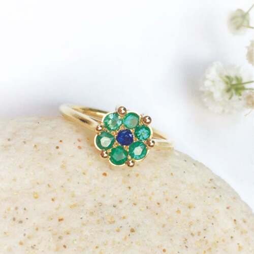 La bague LAURA en or jaune 18 carats Fairmined sertie de 6 émeraudes et 1 saphir