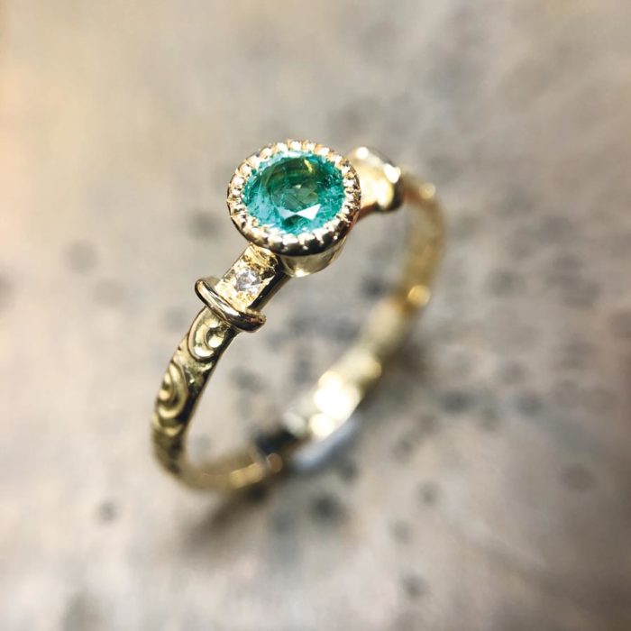 bague sertie émeraude 4 mm