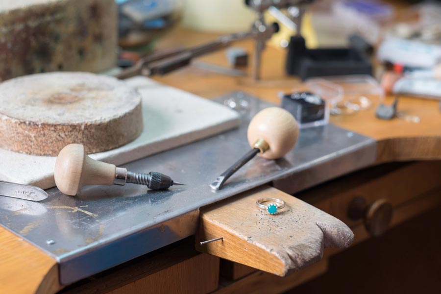 La bague Juliette sertie sur la cheville de l'établi