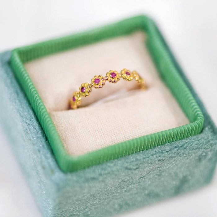 La bague LENA or rose 18K Fairmined sertie de saphirs roses