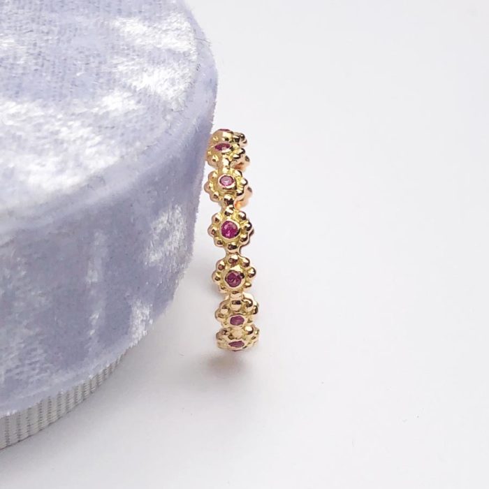 La bague LENA or rose 18K Fairmined sertie de saphirs roses