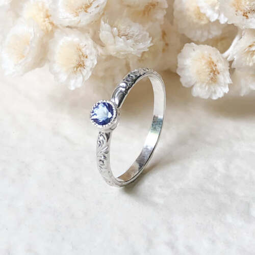 La bague VICTOIRE en argent 935 sertie d'une tanzanite, pièce unique taille 52