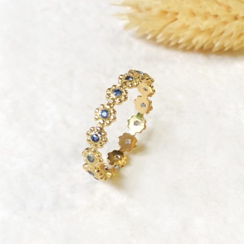 La bague LENA or jaune 18K Fairmined sertie de saphirs bleus