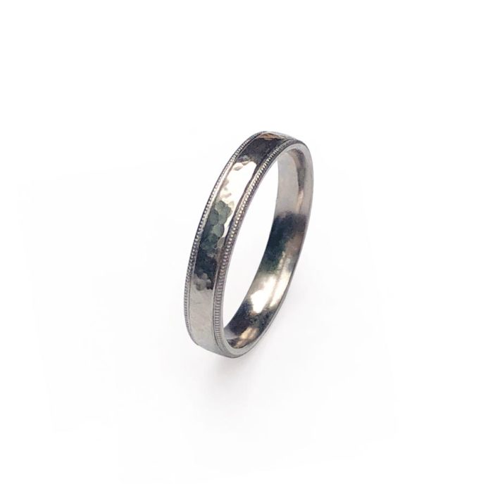 La bague ACHILLE en or gris palladié 18 carats Fairmined