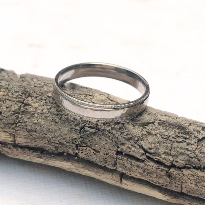 La bague ACHILLE en or gris palladié 18 carats Fairmined