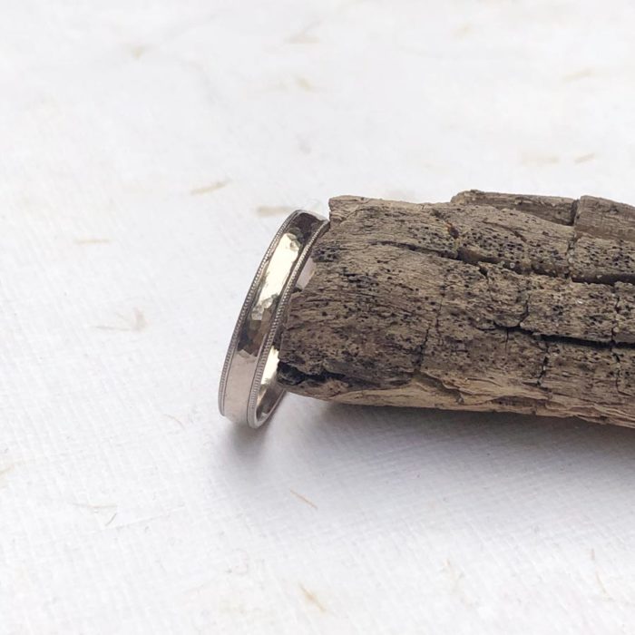 La bague ACHILLE en or gris palladié 18 carats Fairmined