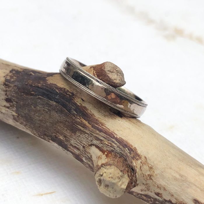 La bague ACHILLE en or gris palladié 18 carats Fairmined