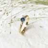 La bague Hortense en or jaune 18 carats Fairmined sertie d'un saphir teal blue