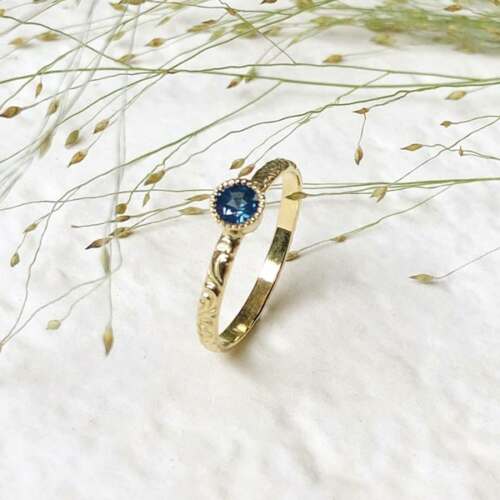 La bague Hortense en or jaune 18 carats Fairmined sertie d'un saphir teal blue