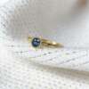 La bague Hortense en or jaune 18 carats Fairmined sertie d'un saphir teal blue