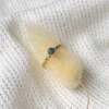 La bague Hortense en or jaune 18 carats Fairmined sertie d'un saphir teal blue