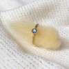 La bague Hortense en or jaune 18 carats Fairmined sertie d'un saphir teal blue