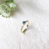 La bague Hortense en or jaune 18 carats Fairmined sertie d'un saphir teal blue