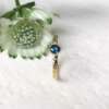 La bague Hortense en or jaune 18 carats Fairmined sertie d'un saphir teal blue