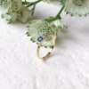 La bague Hortense en or jaune 18 carats Fairmined sertie d'un saphir teal blue
