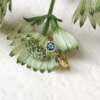 La bague Hortense en or jaune 18 carats Fairmined sertie d'un saphir teal blue