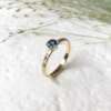 La bague Hortense en or jaune 18 carats Fairmined sertie d'un saphir teal blue