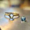 Fabrication de la bague Hortense en or jaune 18 carats Fairmined sertie d'un saphir teal blue