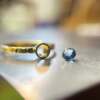 Fabrication de la bague Hortense en or jaune 18 carats Fairmined sertie d'un saphir teal blue