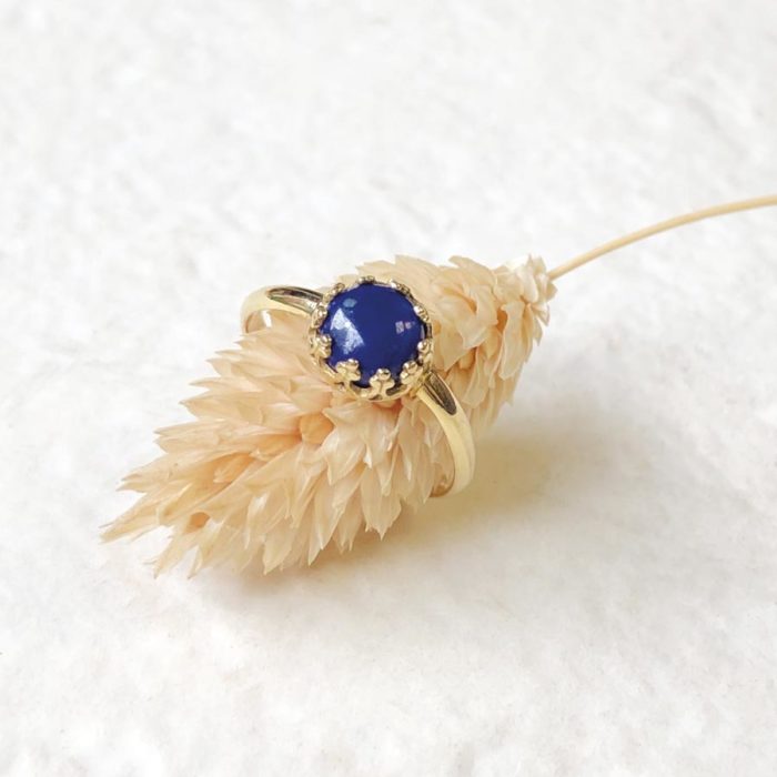 La bague Juliette en or jaune 18 carats Fairmined et Lapis Lazuli taille 51