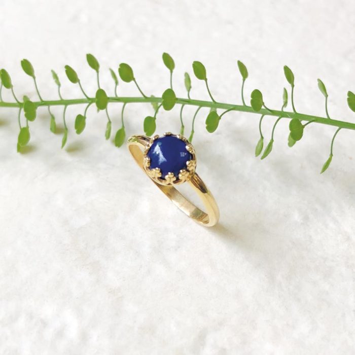 La bague Juliette en or jaune 18 carats Fairmined et Lapis Lazuli taille 51