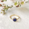 La bague Juliette en or jaune 18 carats Fairmined et Lapis Lazuli taille 51