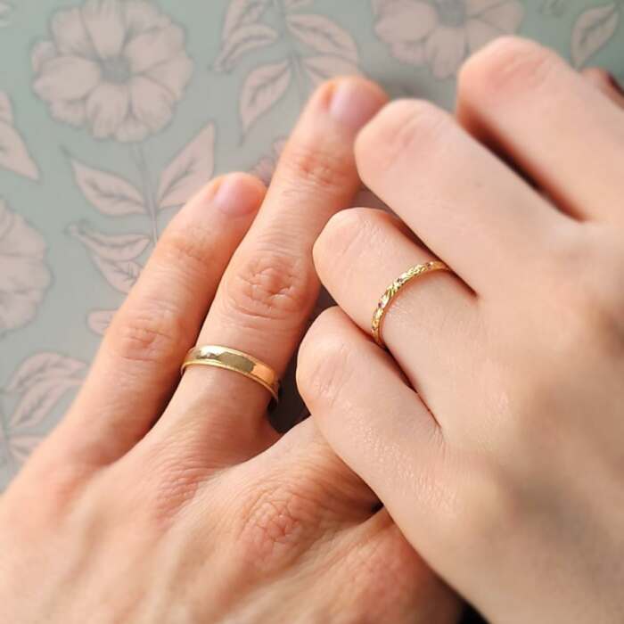 Alliances en or rose 18 carats Fairmined portées par les mariés