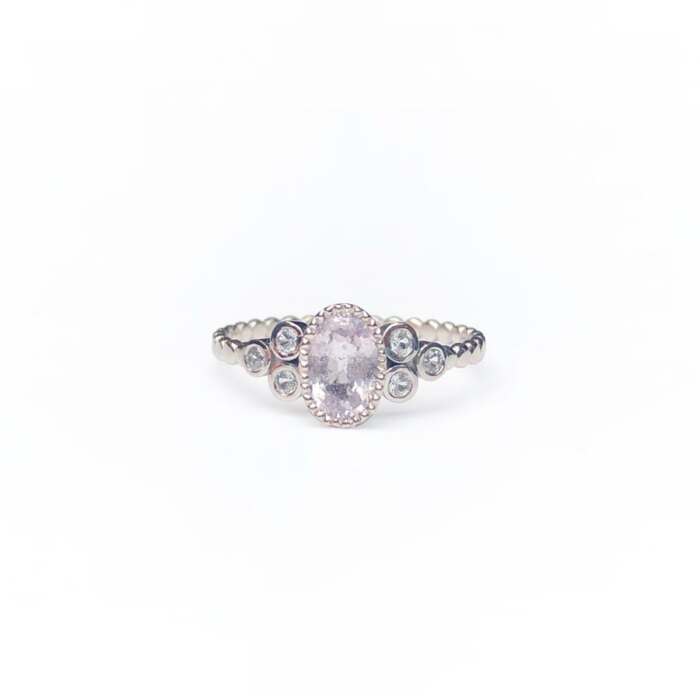 La bague de Candice : saphir rose et saphirs blancs sur or gris palladié 18K Fairmined