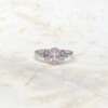 La bague de Candice : saphir rose et saphirs blancs sur or gris palladié 18K Fairmined