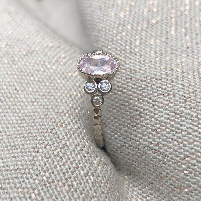 La bague de Candice : saphir rose et saphirs blancs sur or gris palladié 18K Fairmined