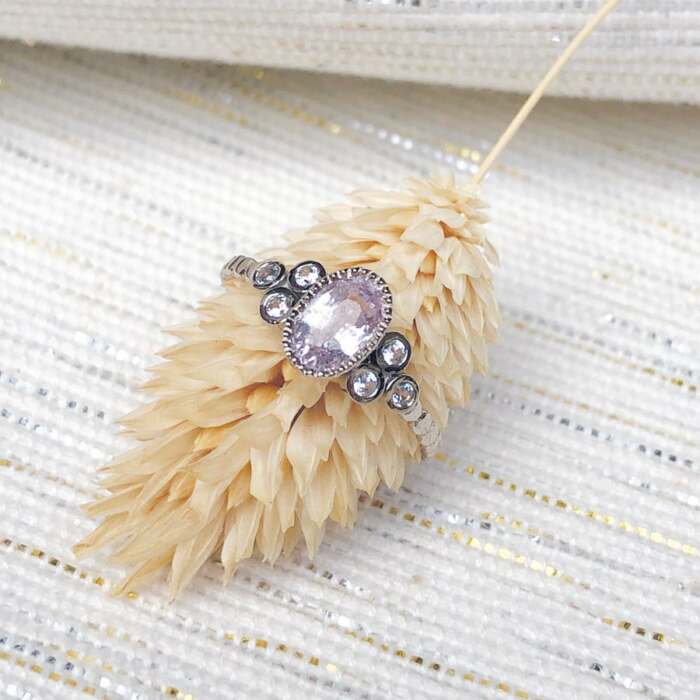 La bague de Candice : saphir rose et saphirs blancs sur or gris palladié 18K Fairmined