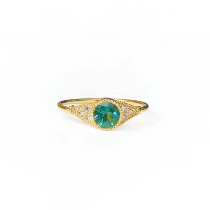 La bague BÉATRICE en or jaune 18 carats, tourmaline et saphirs blancs