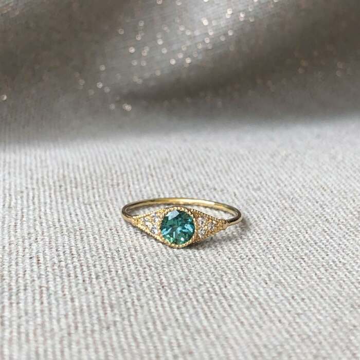 La bague BÉATRICE en or jaune 18 carats, tourmaline et saphirs blancs