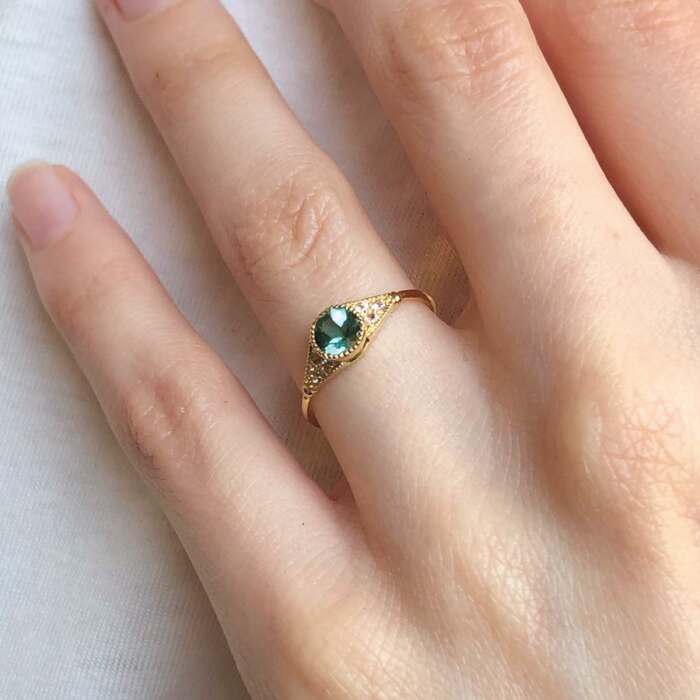 La bague BÉATRICE portée en or jaune 18 carats, tourmaline et saphirs blancs