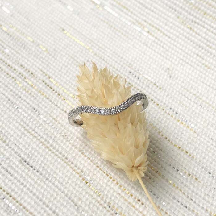 la bague Lilibeth courbe en or gris palladié et saphirs blancs